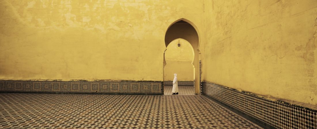 marrocos mulher em mesquita