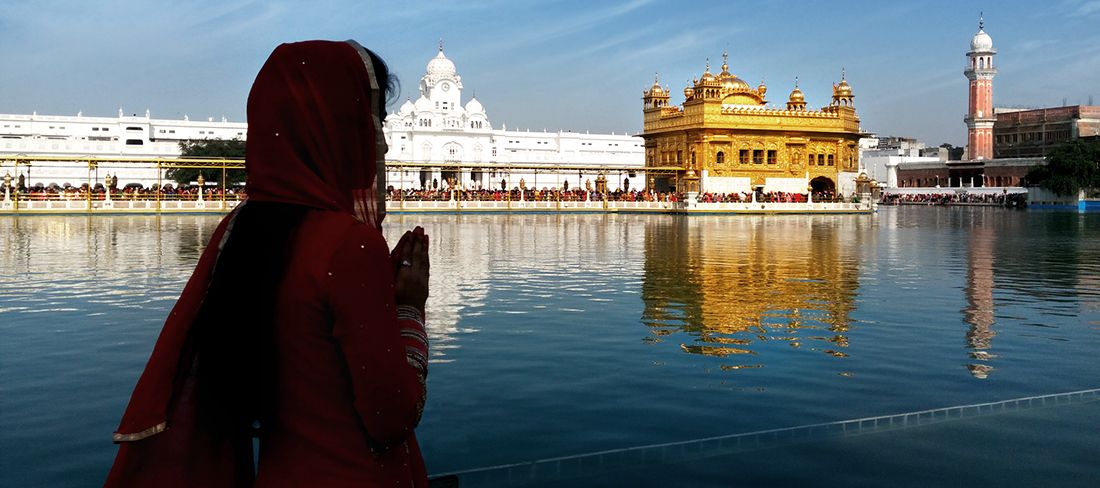 Oração no Templo Dourado da Índia